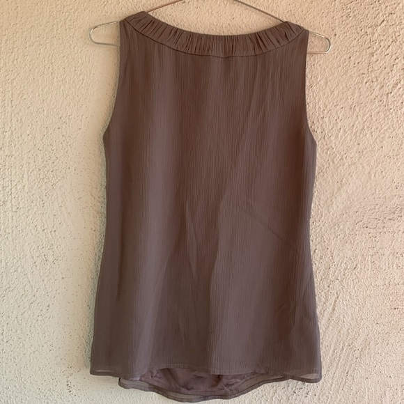 ST. JOHN Limestone Silk Sleeveless Pleated Scoop Neck Tank Top Size 4 - Picture 7 of 7